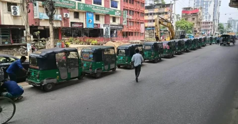 বাসায় বন্ধ চুলা, সড়কে দীর্ঘ লাইন: গ্যাস সংকটে স্থবির চট্টগ্রাম