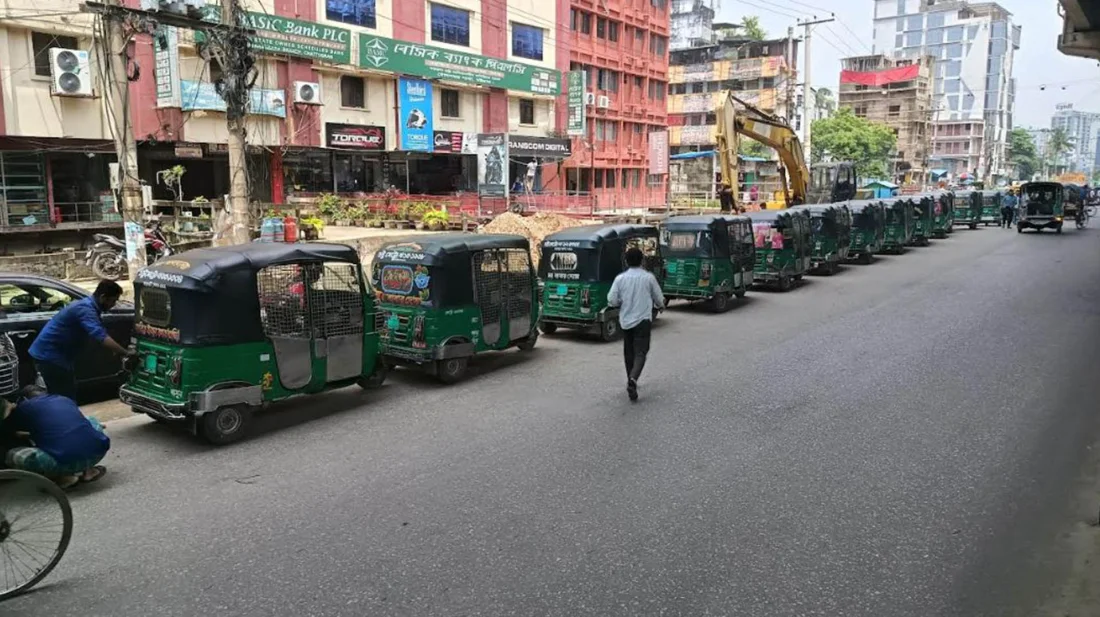 বাসায় বন্ধ চুলা, সড়কে দীর্ঘ লাইন: গ্যাস সংকটে স্থবির চট্টগ্রাম