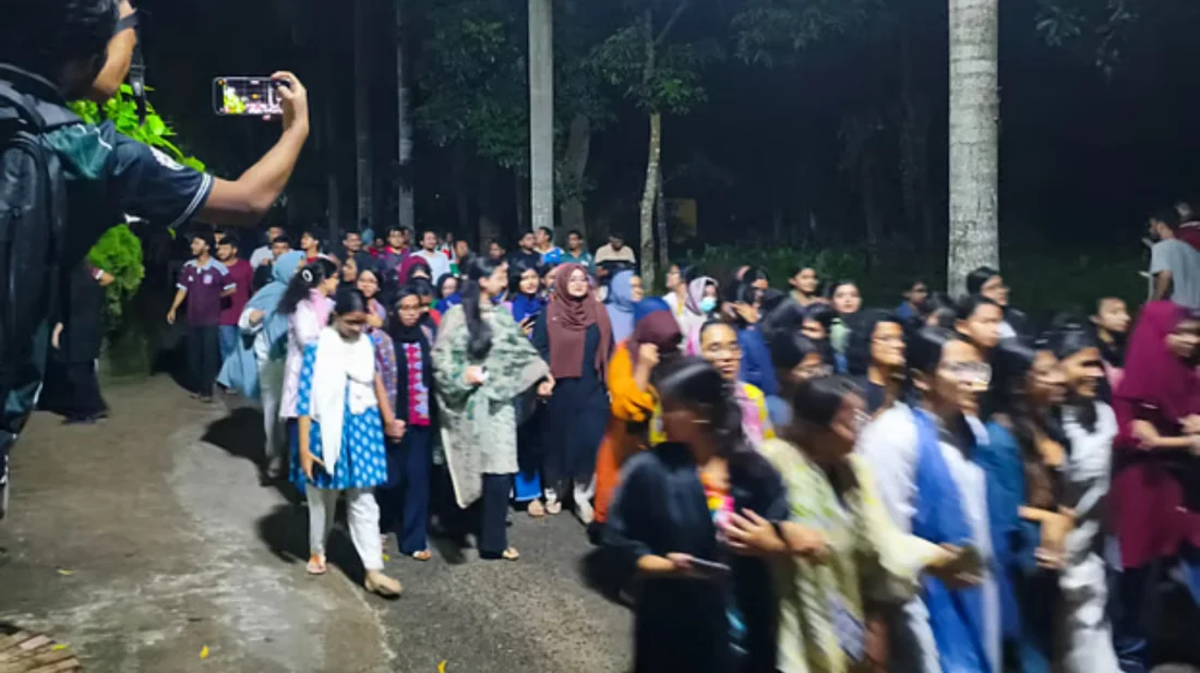 আগের উপাচার্যকে সরিয়ে দেওয়ায় চুয়েটে বিক্ষোভ, ভবনে তালা
