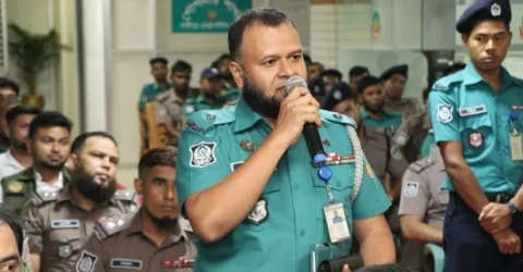 ১১ দলের লংমার্চ নিয়ে মেট্রোপলিটন পুলিশের পেজে স্ট্যাটাস, পুলিশ কর্মকর্তা প্রত্যাহার