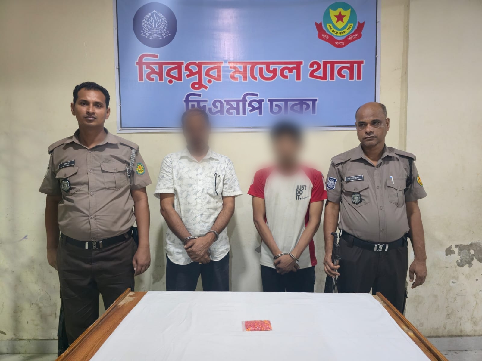 ৫০০ পিস ইয়াবাসহ দুই মাদক কারবারিকে গ্রেফতার করেছে মিরপুর মডেল থানা পুলিশ