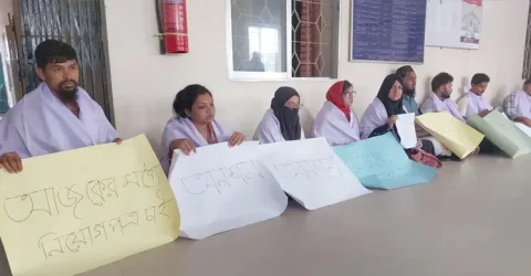প্রাথমিকে বঞ্চিত প্রার্থী • কাফনের কাপড় নিয়ে এসেছি, নিয়োগপত্র ছাড়া ফিরব না