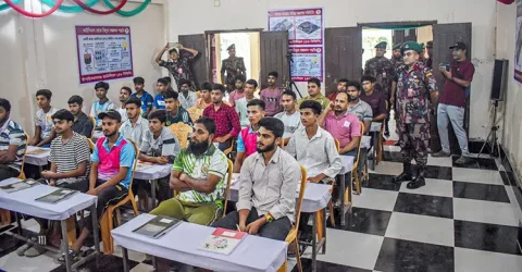 সীমান্তের যুবকদের ইলেকট্রিক্যাল প্রশিক্ষণ দিচ্ছে বিজিবি