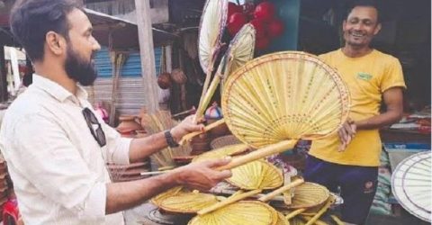 সিরাজগঞ্জে ভ্যাপসা গরম আর লোডশেডিংয়ে গরিবের ভরসা তালপাখা