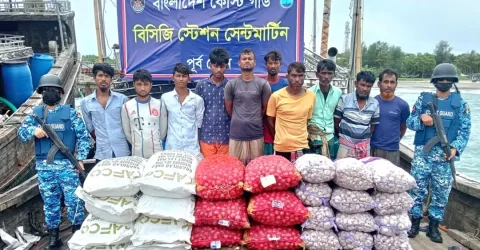 সেন্টমার্টিনে ইউরিয়া সারসহ রোহিঙ্গাসহ ১০ পাচারকারী আটক