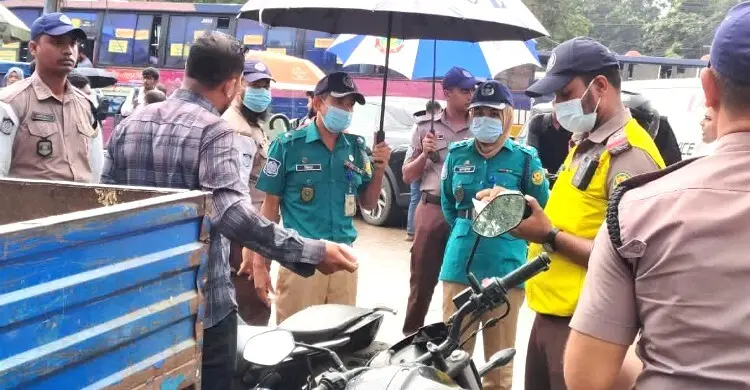 যানজট নিরসনে বাড্ডায় অবৈধ পার্কিং ও হকারদের বিরুদ্ধে অভিযান