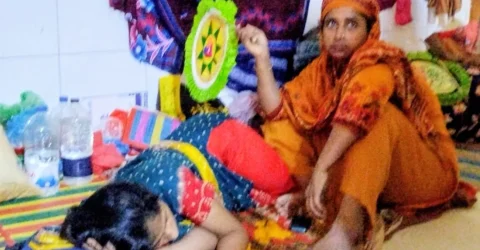 ৩-৪ ঘণ্টা লোডশেডিংয়ে হাসপাতালে রোগীদের কষ্ট, ভরসা হাতপাখা