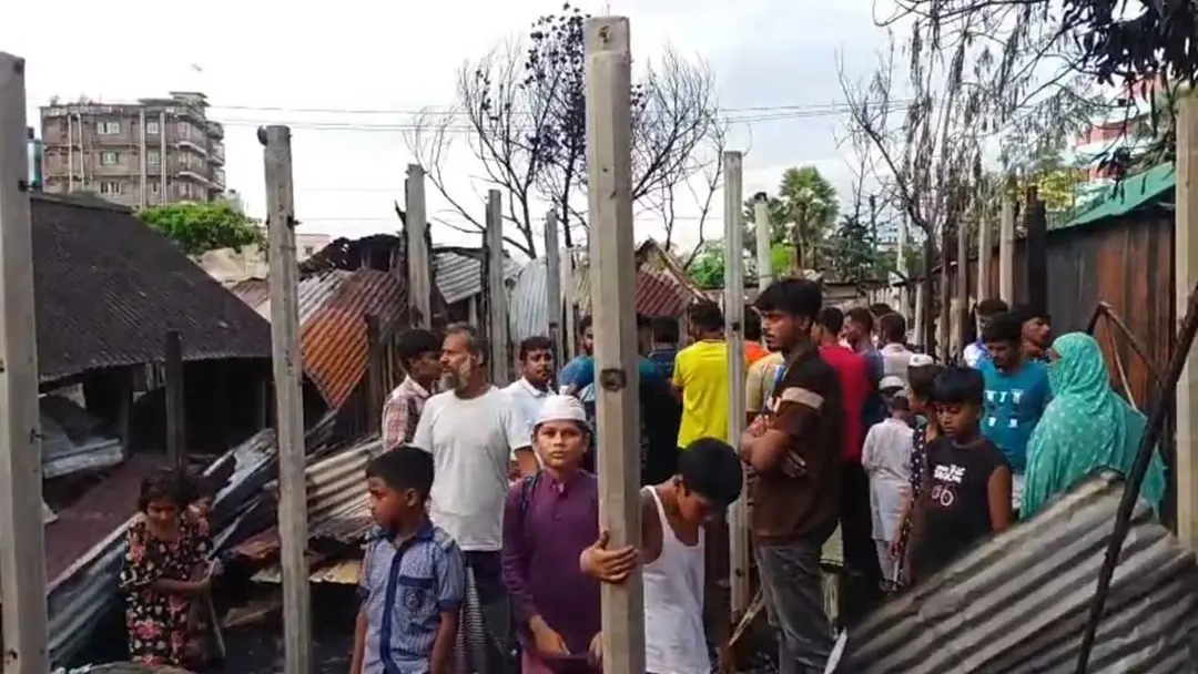 কালিয়াকৈরে মধ্যরাতে আগুনে পুড়ল ২৮ ঘর ও দোকান