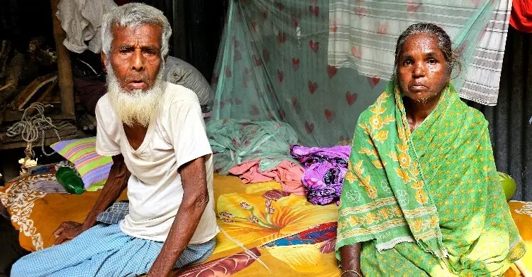 বৃষ্টি হলেই দোকানের বারান্দায় ঠাঁই নিতে হয় হালেকা-রুসমতকে