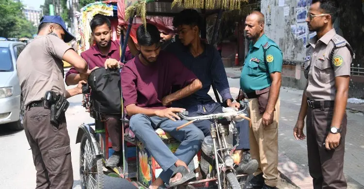 রাজধানীজুড়ে নিরাপত্তা জোরদার, সন্দেহজনক যানবাহনে নিবিড় তল্লাশি