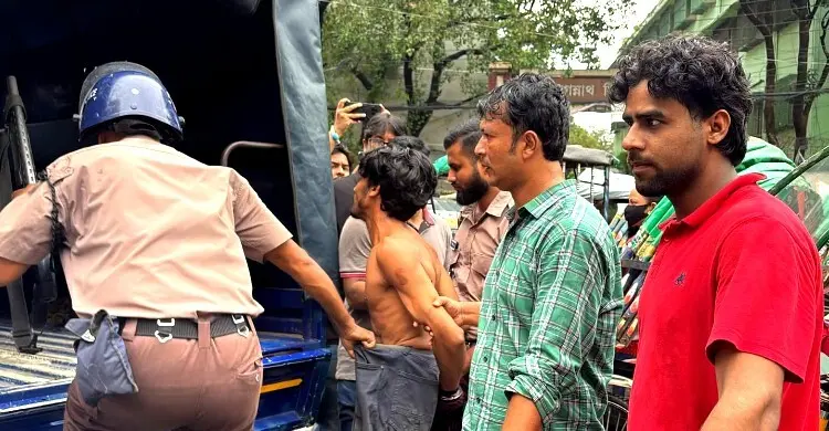 জবিতে ছাত্রলীগ সন্দেহে রিকশাচালককে ধরে পুলিশে দিলো ছাত্রদল