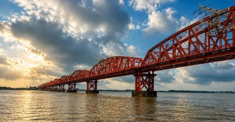 হার্ডিঞ্জ ব্রিজের পিলারে পিকনিকের নৌকার ধাক্কা, একজন নিখোঁজ
