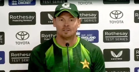 পাকিস্তানের বোলিং কোচের পদত্যাগ