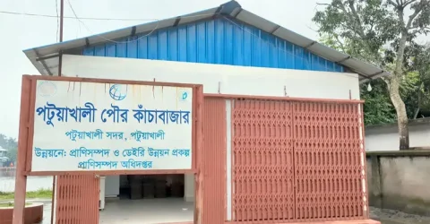 কোটি টাকার মিল্ক চিলিং সেন্টার তালাবদ্ধ, বিপাকে খামারিরা