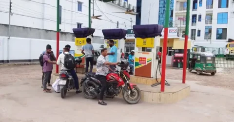 জ্বালানি তেলের দাম বৃদ্ধিতে ক্ষুব্ধ ক্রেতারা, বিক্রি স্বাভাবিক