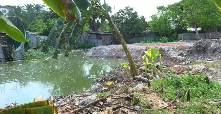 উদ্ধার করেও রক্ষা করা গেল না, ফের ভরাট হচ্ছে পুকুর