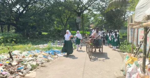 রাস্তার পাশে ৩০০ মিটারজুড়ে ময়লার ভাগাড়, দুর্ভোগে হাজারো পথচারী