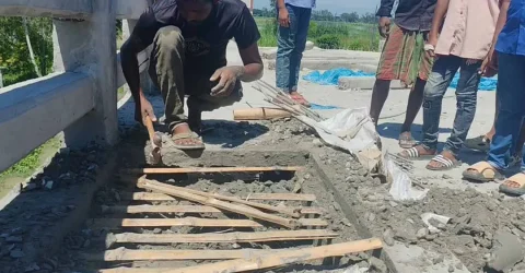 ১০ কোটি টাকার সেতুতে রডের বদলে বাঁশ দিয়ে ঢালাই