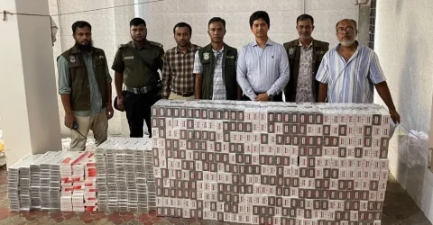 দিনে তালা, রাতে ব্যবসা, আবাসিক ভবন থেকে ৩ লাখ সিগারেট জব্দ