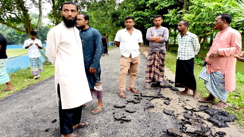 দুই কোটি টাকার সড়কে হাত দিলেই উঠে যাচ্ছে কার্পেটিং