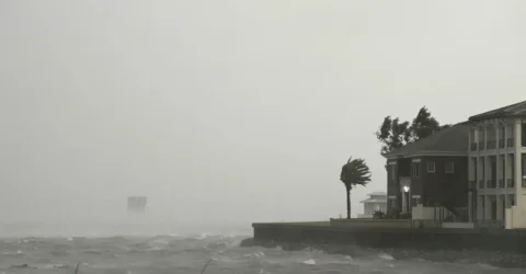 ১৬৯ কিমি বেগে আছড়ে পড়ল ঘূর্ণিঝড় ‘ইসাইয়াস’, জলোচ্ছ্বাসের আশঙ্কা