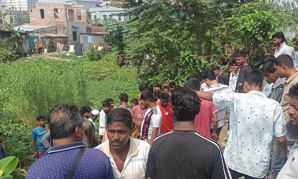 সড়কের পাশে পড়েছিল বস্তাবন্দি নারীর মরদেহ