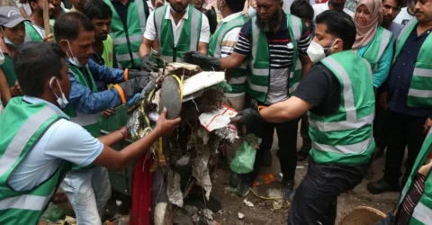 নিজ হাতে ময়লা আবর্জনা পরিষ্কার করলেন প্রতিমন্ত্রী ইশরাক