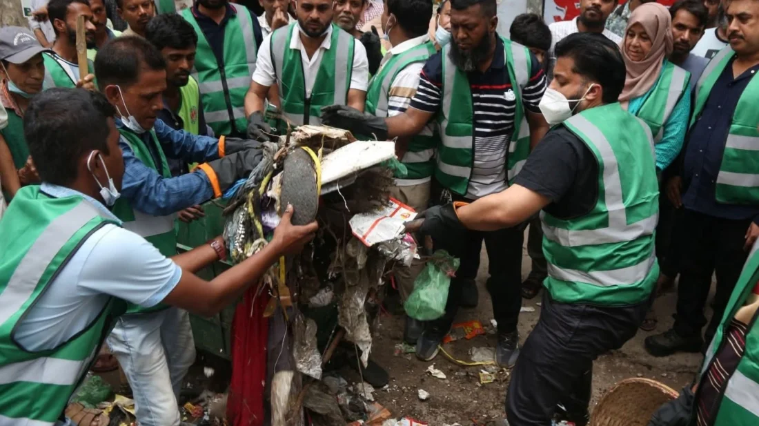 নিজ হাতে ময়লা আবর্জনা পরিষ্কার করলেন প্রতিমন্ত্রী ইশরাক