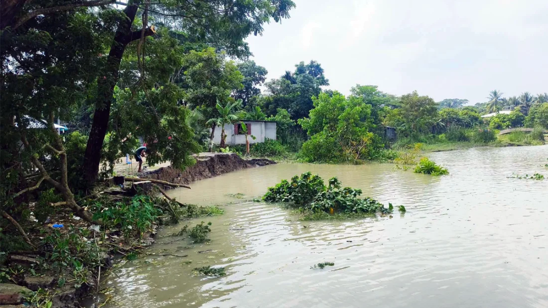 সুগন্ধার ভাঙনে নিঃস্ব শত পরিবার, হুমকিতে বরিশাল বিমানবন্দর