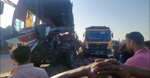 থেমে থাকা ট্রাকে বাসের ধাক্কা, প্রাণ গেলো ৩ জনের