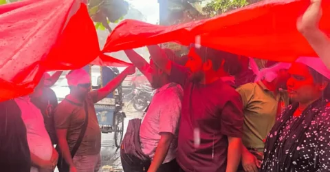 বৃষ্টি উপেক্ষা করে সমাজসেবা অধিদপ্তরের সামনে দ্বিতীয় দিনের মতো প্রতিবন্ধী গ্র্যাজুয়েটরা