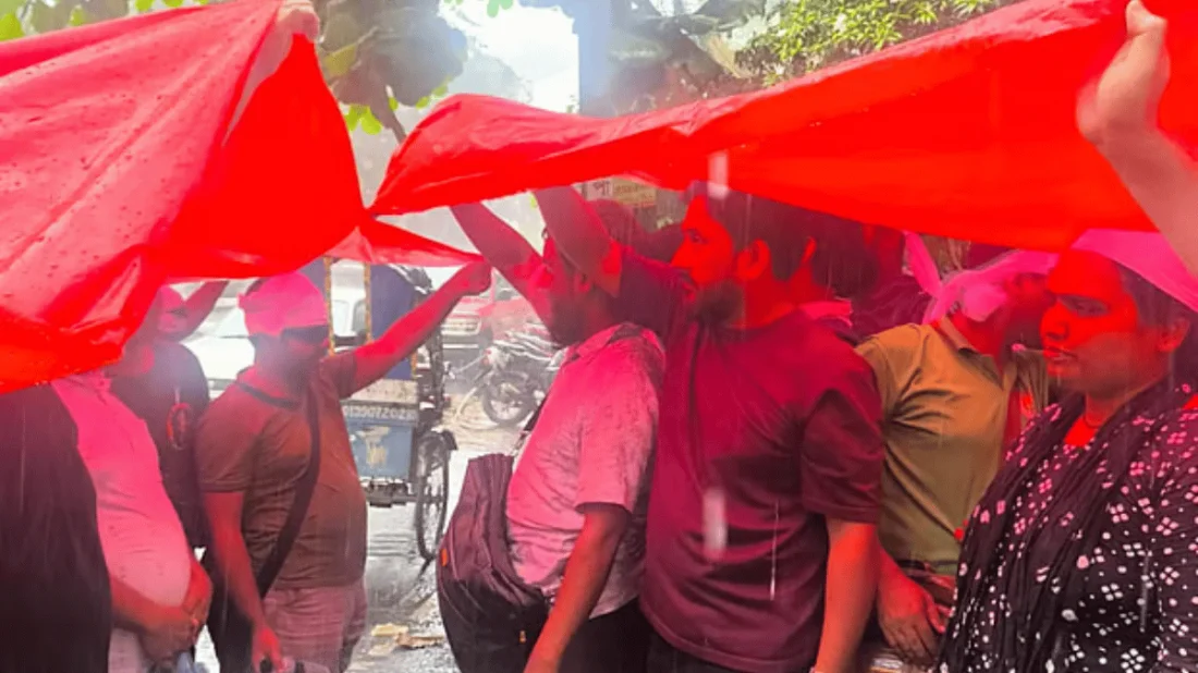 বৃষ্টি উপেক্ষা করে সমাজসেবা অধিদপ্তরের সামনে দ্বিতীয় দিনের মতো প্রতিবন্ধী গ্র্যাজুয়েটরা