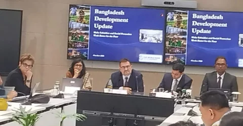 ‘ফ্যামিলি কার্ডে’ সাড়ে ২৮ লাখ মানুষকে দারিদ্র্য থেকে মুক্ত দেওয়া যেতে পারে: বিশ্বব্যাংক