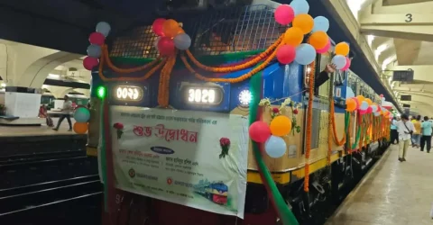 ফেনী থেকে কক্সবাজারগামী মহানগর এক্সপ্রেস, প্রথম দিনেই এক ঘণ্টা বিলম্ব