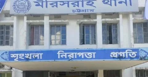 অস্ত্রের মুখে জিম্মি পরিবার, পুলিশ কর্মকর্তার বাড়িতে দুর্ধর্ষ ডাকাতি