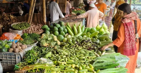 বাজারে শীতের সবজি, দামে অস্বস্তি