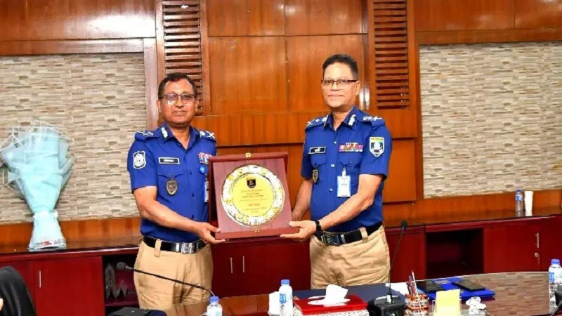 অতিরিক্ত আইজিপি মনিরুজ্জামানকে বিদায় সংবর্ধনা
