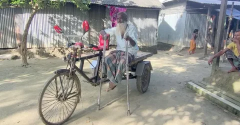 লাঠিতে ভর দিয়ে ভ্যানের প্যাডেলে জীবন চলছে বৃদ্ধ হযরত আলীর
