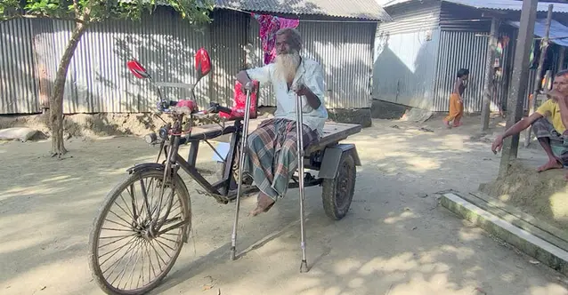 লাঠিতে ভর দিয়ে ভ্যানের প্যাডেলে জীবন চলছে বৃদ্ধ হযরত আলীর