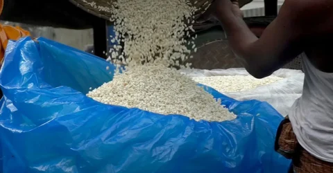 ঢাকায় এত হাতে ভাজা মুড়ি আসে কোথা থেকে, জানেন?