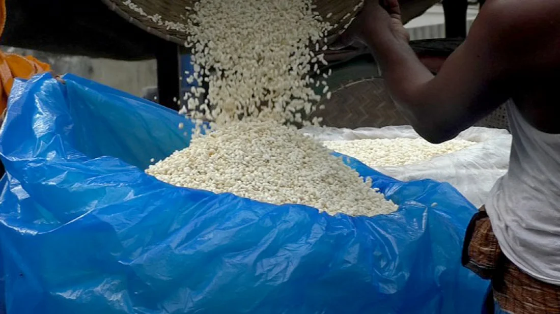 ঢাকায় এত হাতে ভাজা মুড়ি আসে কোথা থেকে, জানেন?