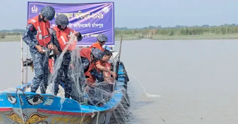 ইলিশ রক্ষায় নৌবাহিনীর অভিযান, জব্দ হলো ৭ কোটি টাকার অবৈধ জাল