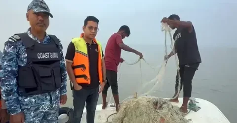 নিষেধাজ্ঞা অমান্য করে ইলিশ ধরায় দুই আড়তদারকে জরিমানা