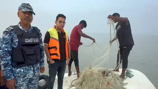 নিষেধাজ্ঞা অমান্য করে ইলিশ ধরায় দুই আড়তদারকে জরিমানা