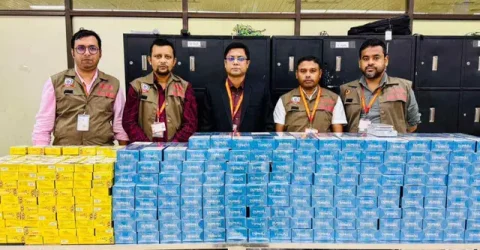 শাহজালালে ৩ যাত্রীর ব্যাগ থেকে ৬৩১ কার্টন সিগারেট জব্দ
