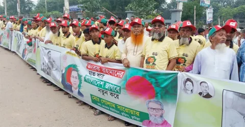প্রধানমন্ত্রীকে অভিবাদন জানাতে ঢাকা-চট্টগ্রাম মহাসড়কে উৎসবের আমেজ