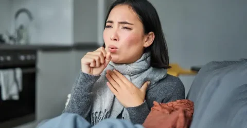 রাত হলেই কাশি বেড়ে যায়? জেনে নিন কারণ ও সমাধান