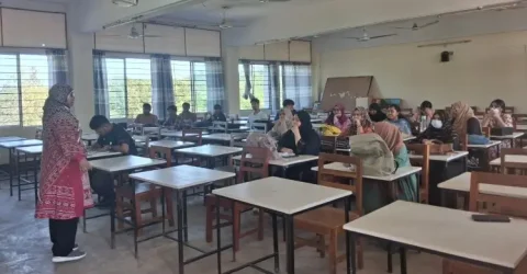 চুয়েটে ১২ বিভাগের মধ্যে একটিতে ক্লাস শুরু, মূল ফটক এখনো বন্ধ