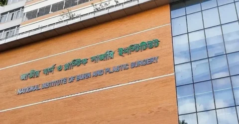 নারায়ণগঞ্জে গ্যাস লিকেজ থেকে বিস্ফোরণ,স্বামী-স্ত্রীসহ দগ্ধ ৪