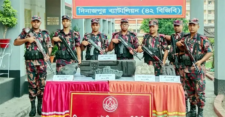 দিনাজপুর সীমান্তে কোটি টাকার পাথরের খণ্ড উদ্ধার